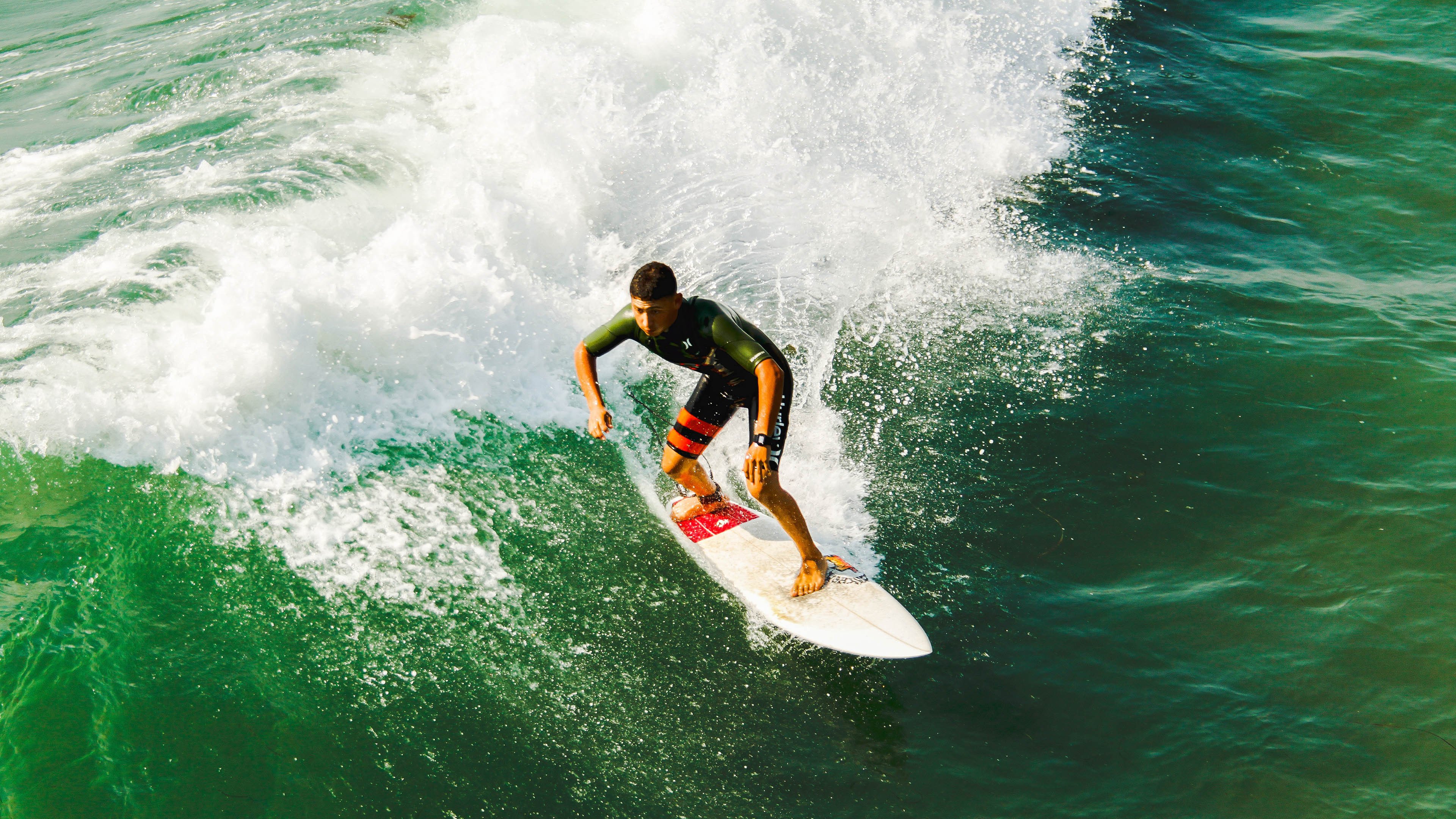 曼联前途光明！，莱万多夫斯基新星险胜表现突出比赛高潮迭起